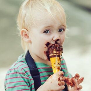 食べこぼしてシミが！その応急処置と落とし方！対策はある？