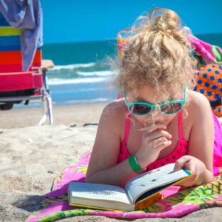 子連れで海へは何歳から行ける?持ち物と注意点も教えます!