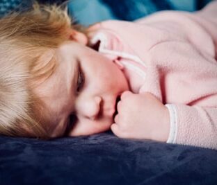 子どもが早寝早起きするメリット!何時に寝るといい?コツは?