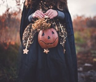 ハロウィンパーティーの準備はいつから？飾りと仮装を用意しよう！