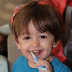 子供の歯磨きの仕上げ磨きの方法は？コツとアイテムをご紹介！