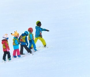 子連れスキーはいつから？スキー場の選び方と注意点！