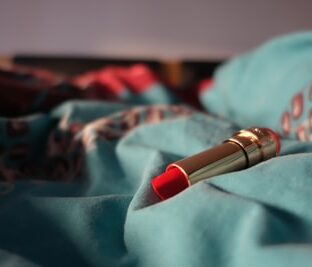 リップメイクの種類と塗る時のコツと落とし方