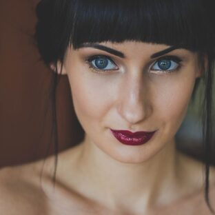 前髪が崩れる原因は？崩れないようにする方法と直し方！