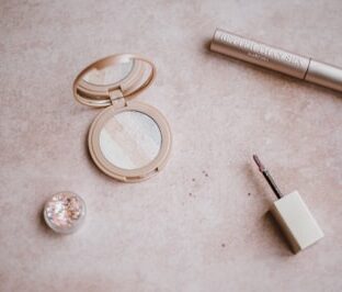 冬の化粧直しのタイミングは？コツと必要なアイテムをご紹介！